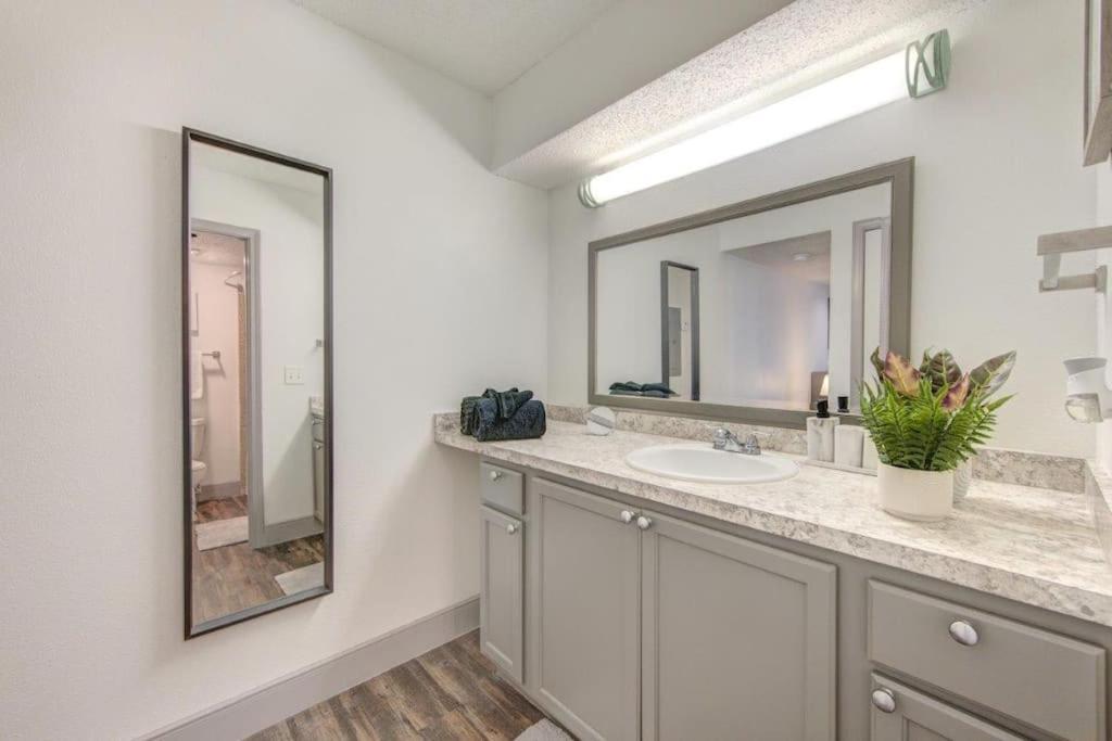 Lux Suite /King Bed /Free Parking/Pool/First Floor Houston Eksteriør bilde