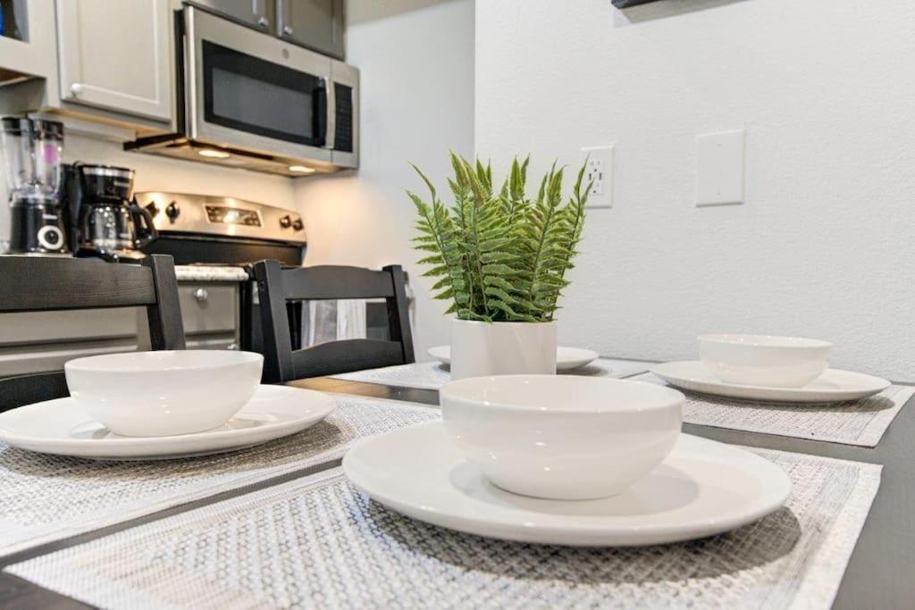 Lux Suite /King Bed /Free Parking/Pool/First Floor Houston Eksteriør bilde