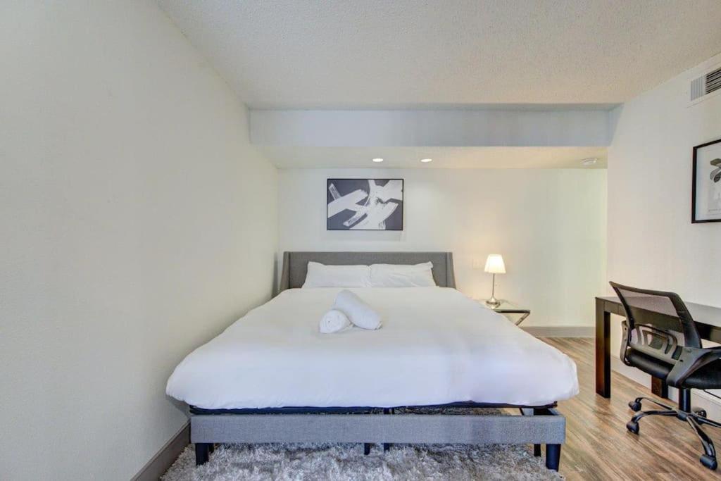 Lux Suite /King Bed /Free Parking/Pool/First Floor Houston Eksteriør bilde