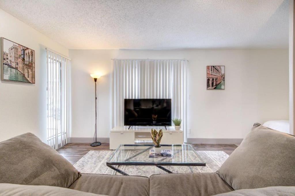 Lux Suite /King Bed /Free Parking/Pool/First Floor Houston Eksteriør bilde