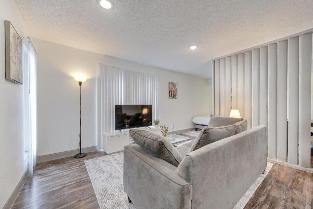 Lux Suite /King Bed /Free Parking/Pool/First Floor Houston Eksteriør bilde