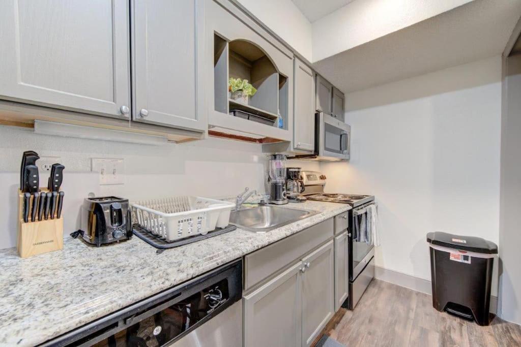 Lux Suite /King Bed /Free Parking/Pool/First Floor Houston Eksteriør bilde