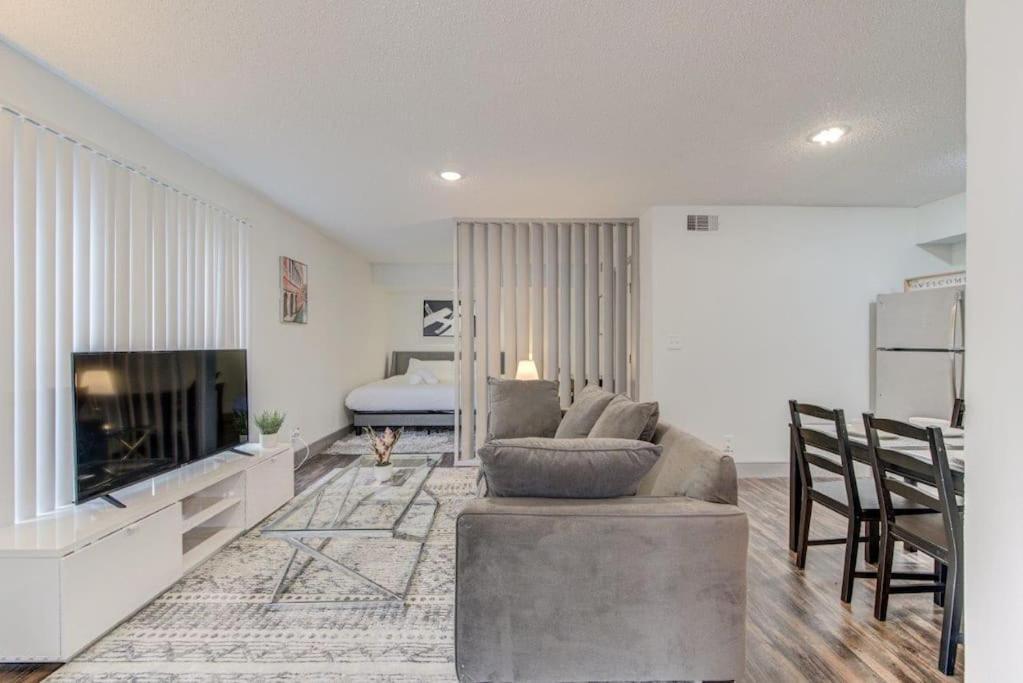 Lux Suite /King Bed /Free Parking/Pool/First Floor Houston Eksteriør bilde