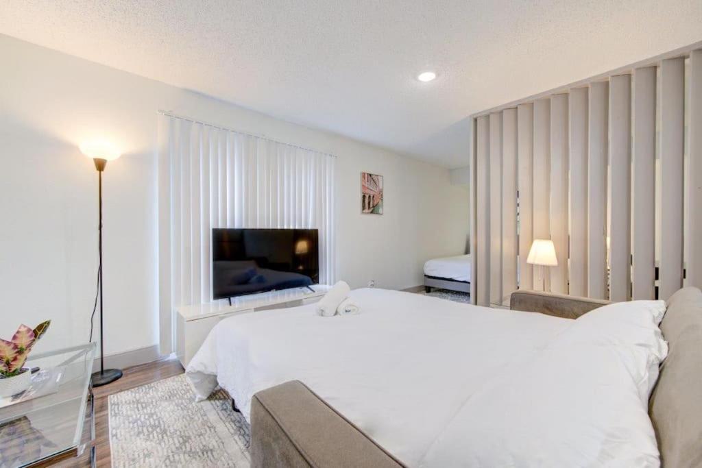 Lux Suite /King Bed /Free Parking/Pool/First Floor Houston Eksteriør bilde