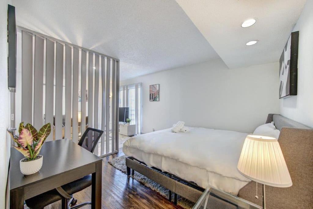 Lux Suite /King Bed /Free Parking/Pool/First Floor Houston Eksteriør bilde