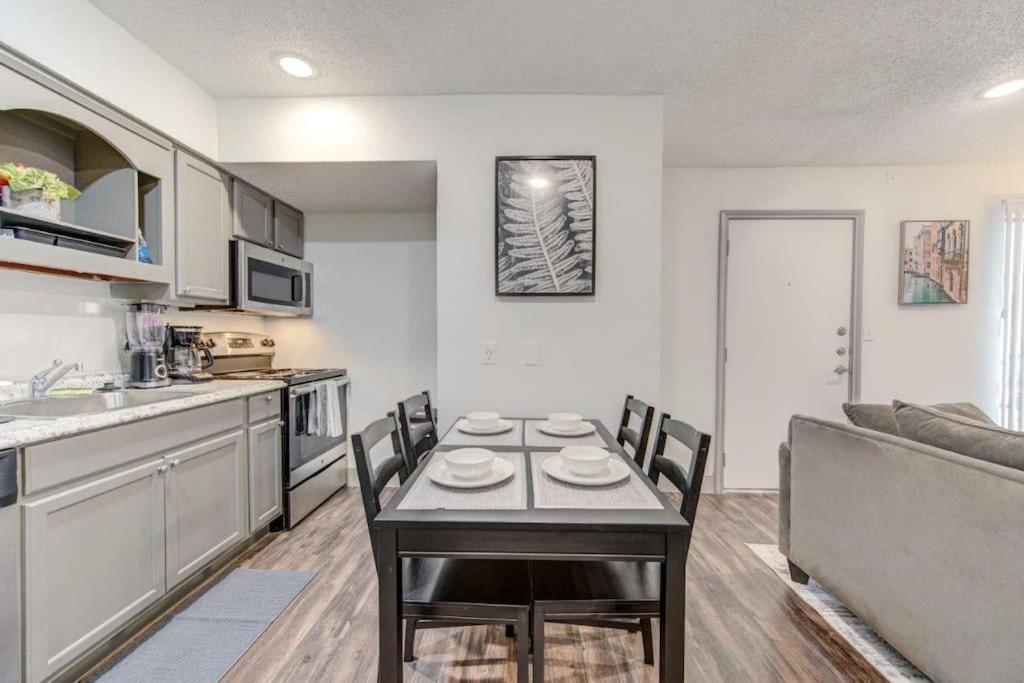 Lux Suite /King Bed /Free Parking/Pool/First Floor Houston Eksteriør bilde