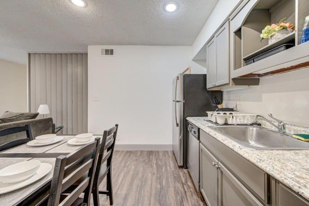 Lux Suite /King Bed /Free Parking/Pool/First Floor Houston Eksteriør bilde