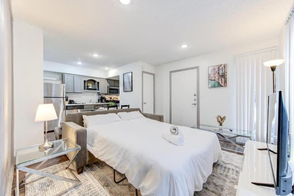 Lux Suite /King Bed /Free Parking/Pool/First Floor Houston Eksteriør bilde