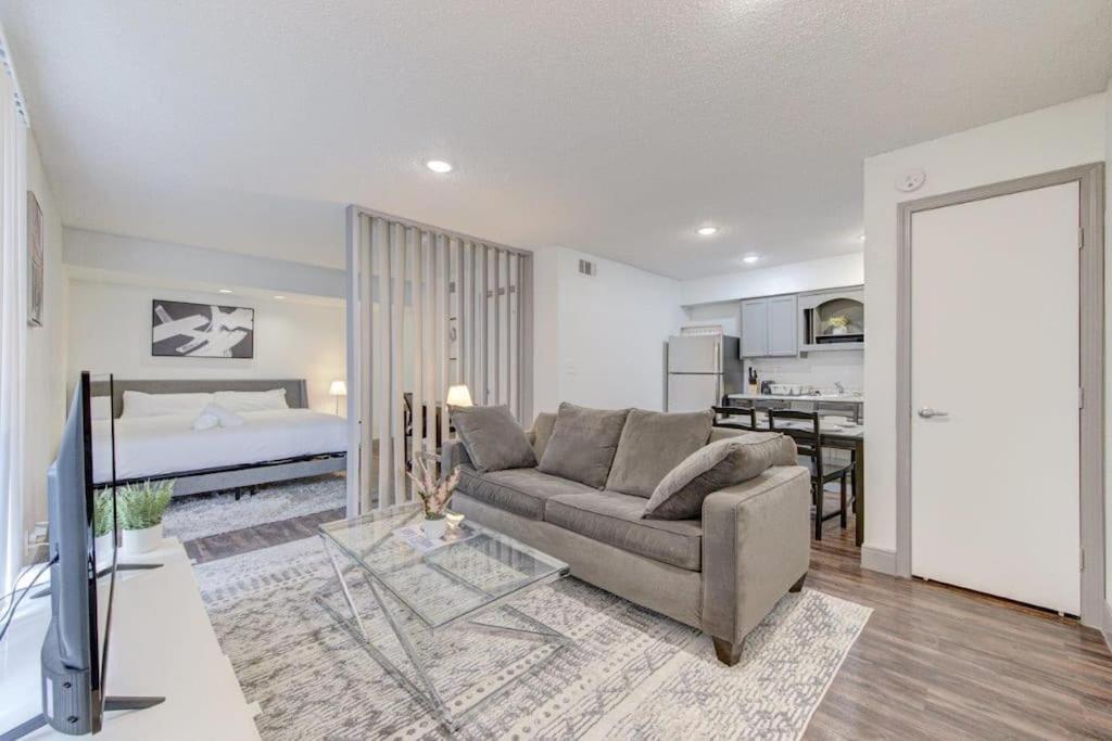 Lux Suite /King Bed /Free Parking/Pool/First Floor Houston Eksteriør bilde